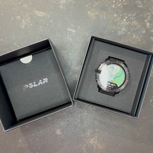 Die getestete Sportuhr von Polar in ihrem Karton.