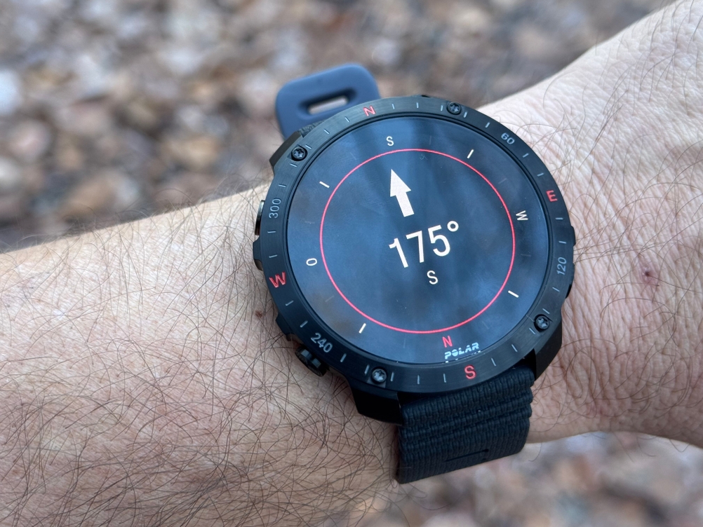 Eine Person trägt die Polar-Sportuhr im Test am Armgelenk.