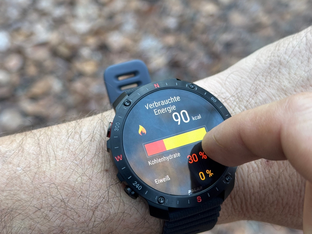 Eine Person trägt die Polar-Sportuhr im Test am Armgelenk und bedient diese per Touch.