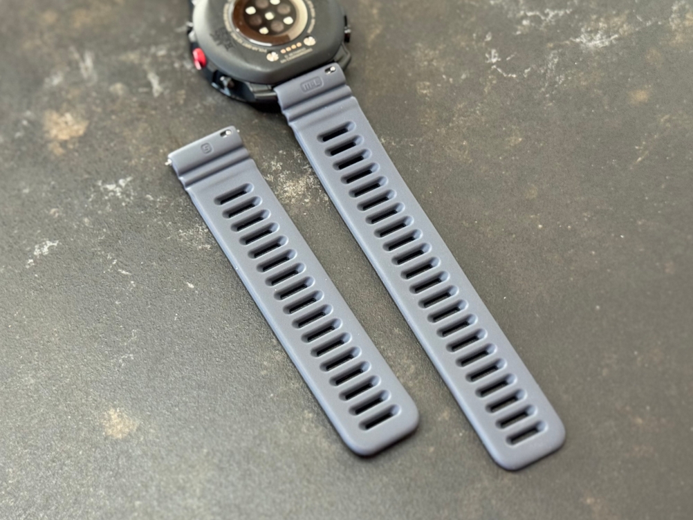 Die zwei Armbänder der getesteten Sportuhr von Polar nebeneinander auf einer Arbeitsfläche.