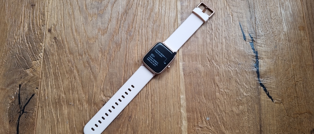 Fitpolo ID205L Sportuhr auf brauner Unterfläche.