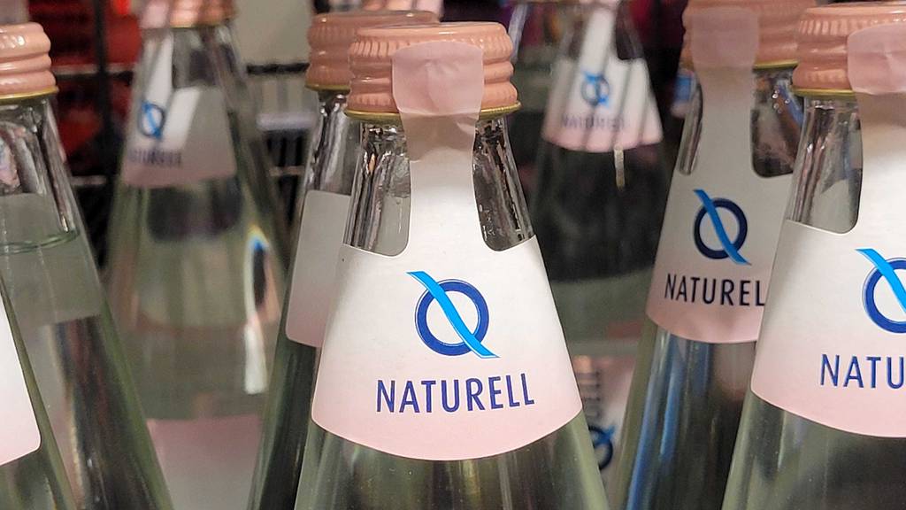 Detailansicht des versiegelten Verschlusses von getestetem Mineralwasser in der Glasflasche.