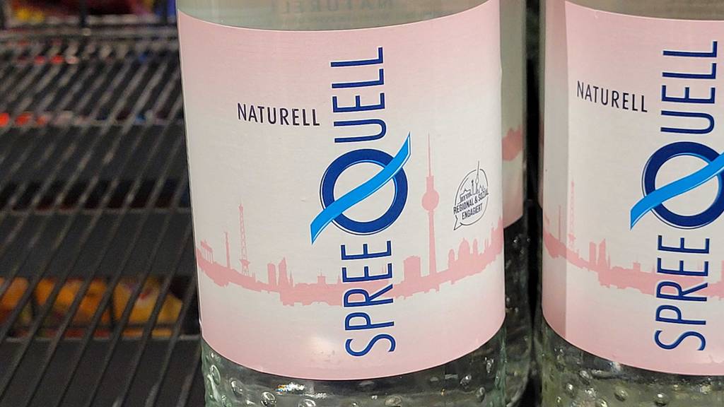 Mineralwasser in der Glasflasche-Test: Auf der Vorderseite der Flasche ist groß das Herstellerlogo.