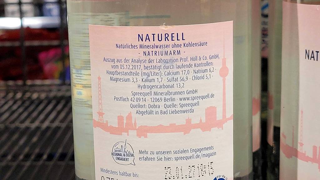 Mineralwasser in der Glasflasche getestet: Auf der Rückseite stehen Informationen zur Herstellung.