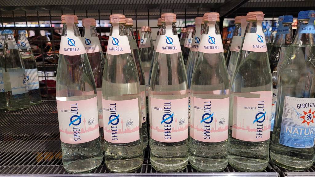 Mineralwasser in der Glasflasche im Test: Mehrere Flaschen stehen neben- und hintereinander in einem Regal.