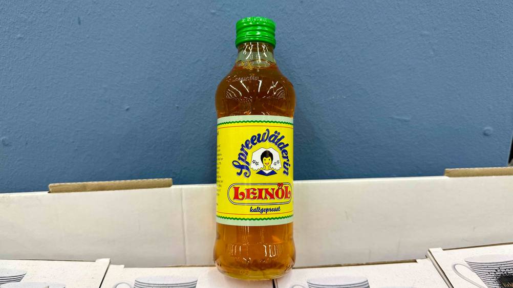 Spreewälder Leinöl getestet: Eine Flasche steht vor einer blauen Wand.