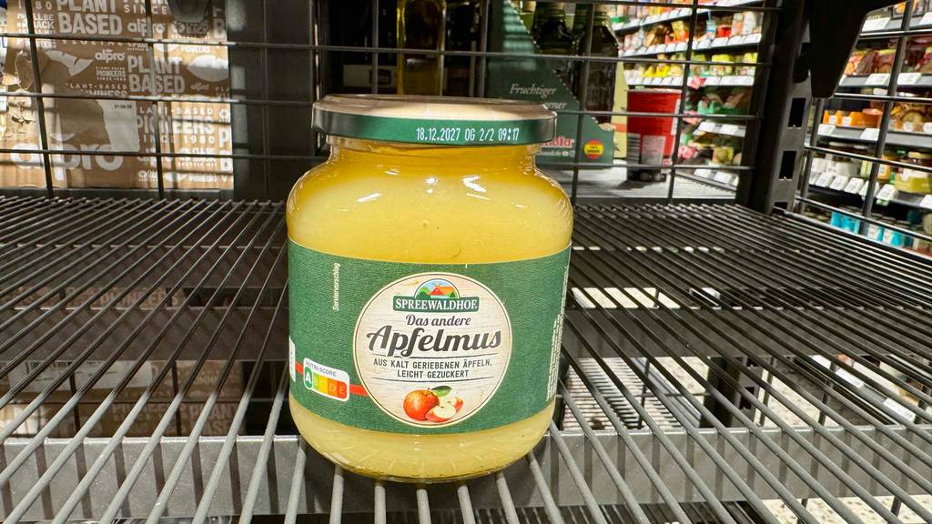 Auf der Vorderseite des Glases Apfelmus im Test stehen Informationen zum Inhalt.