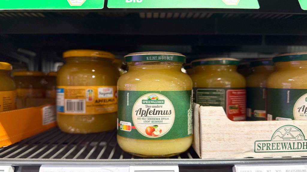 Apfelmus im Test: Mehrere Gläser verschiedener Sorten stehen in einem Regal.