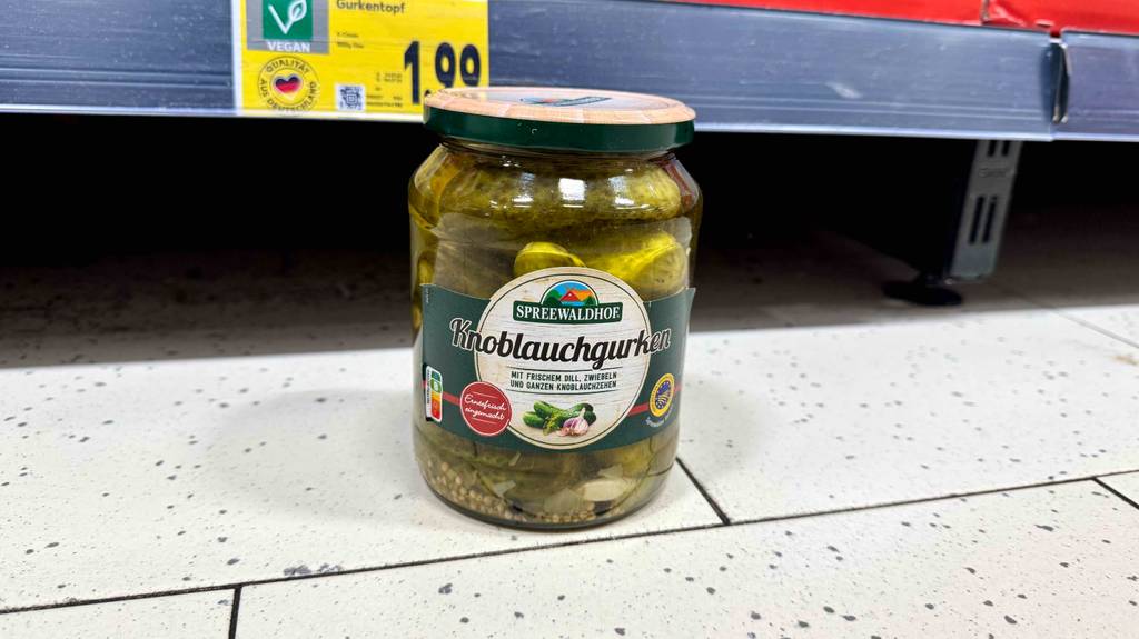Ein Glas getestete Spreewaldgurken steht auf einem Fliesenboden.