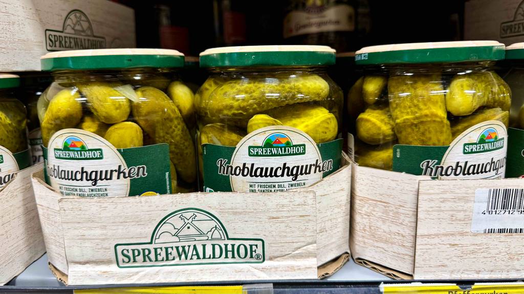 Spreewaldgurken im Test: Mehrere Gläser stehen in Kartons in einem Regal.