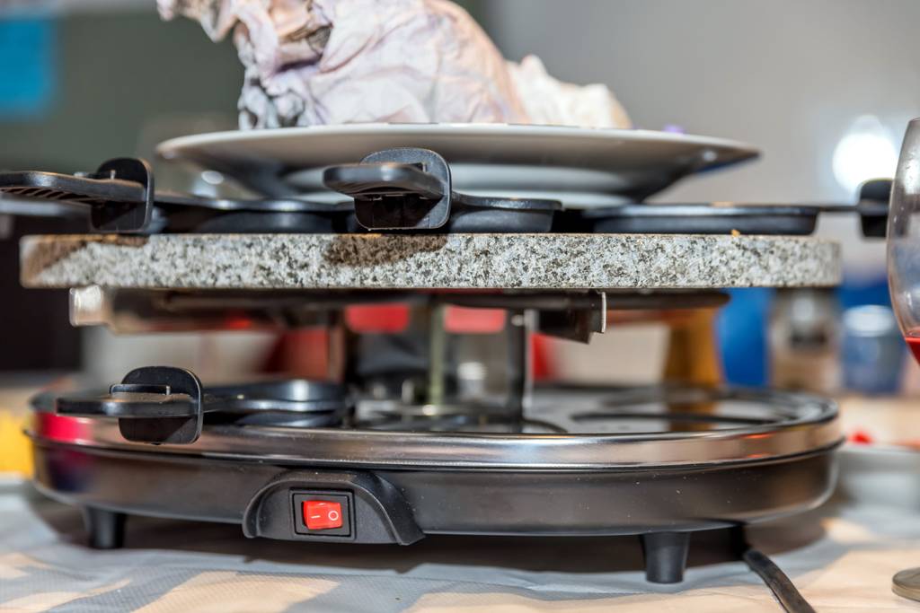 Spring-Raclette-Test: Auf einem Tisch steht ein Raclette mit Steinplatte. 