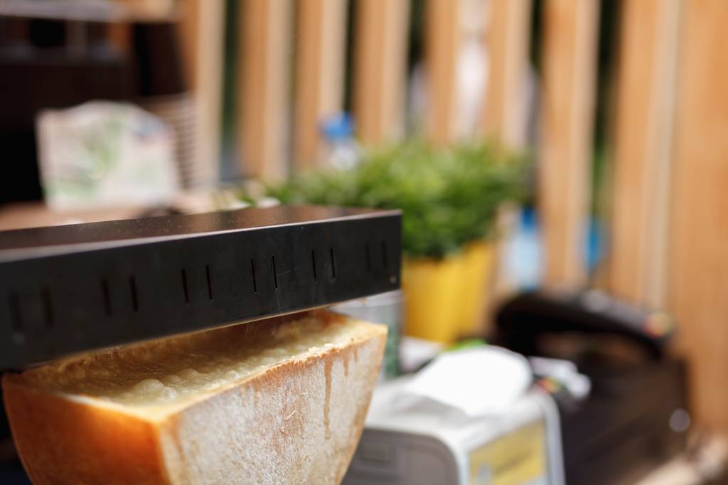 Spring-Raclette-Test: Ein Stück Käse wird in einem Raclette-Ofen aufgeheizt. 