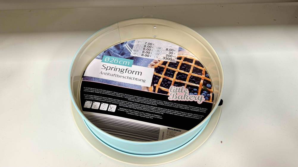 Eine getestete Springform (26 cm) auf einer hellen Fläche.