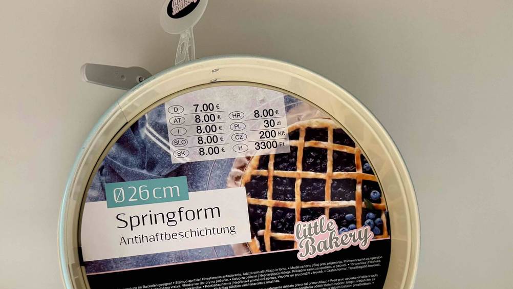 Springform (26 cm) getestet: Nahaufnahme der Form und des Labels im Inneren mit Informationen.