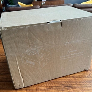 Der Karton der Springlane Kitchen Emma steht auf einem Tisch.