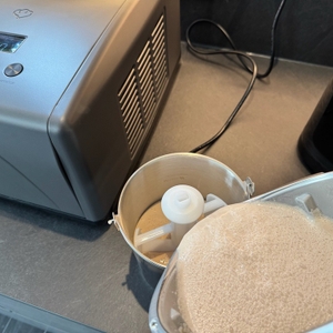 Aus einem Topf wird eine Eismischung in den Behälter der Springlane Kitchen Emma gefüllt.