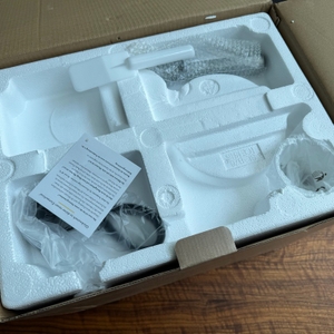 Der geöffnete Karton der Springlane Kitchen Emma von oben