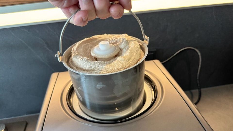 Der mit Eis gefüllte Behälter der Springlane Kitchen Emma wird entfernt