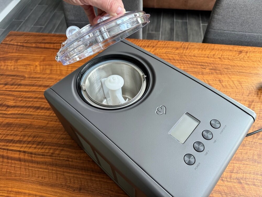 Eine Hand hält den Deckel der Springlane Kitchen Emma fest.