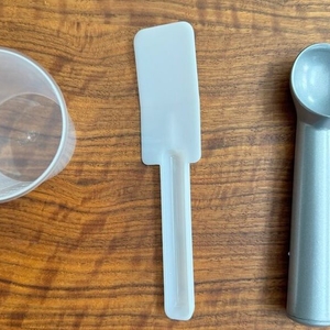 Das Zubehör der Springlane Kitchen Emma liegt auf einem Tisch.