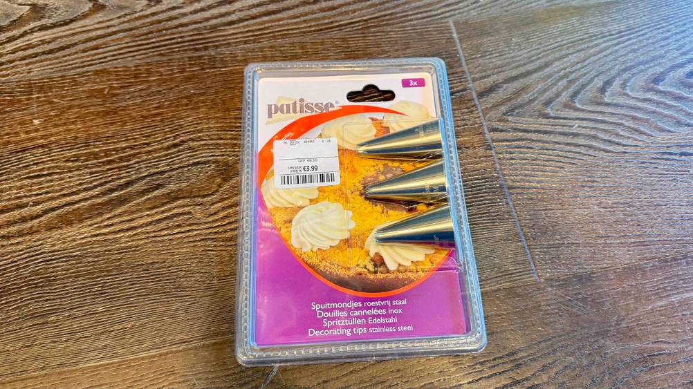 Getestet: Eine Packung der Spritztüllen liegen auf einem Holzboden.