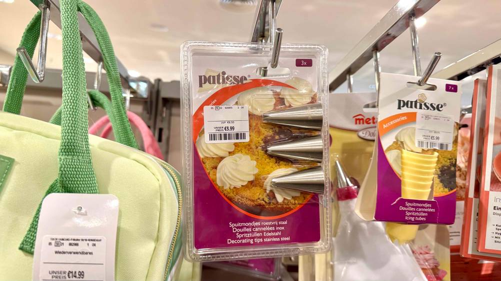 Eine Packung der getesteten Spritztülle hängt in einem Verkaufsregal neben anderen Produkten.