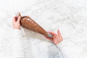 Spritztüllen-Test: Spritzbeutel und Spritztülle mit Schokocreme gefüllt.