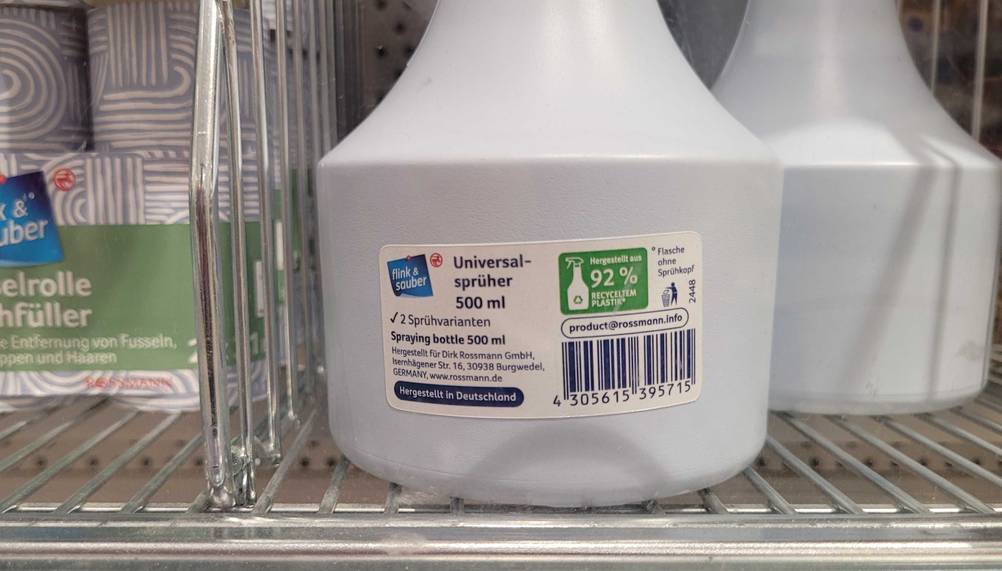 Sprühflasche getestet: Nahaufnahme des Körpers mit Label und Informationen.