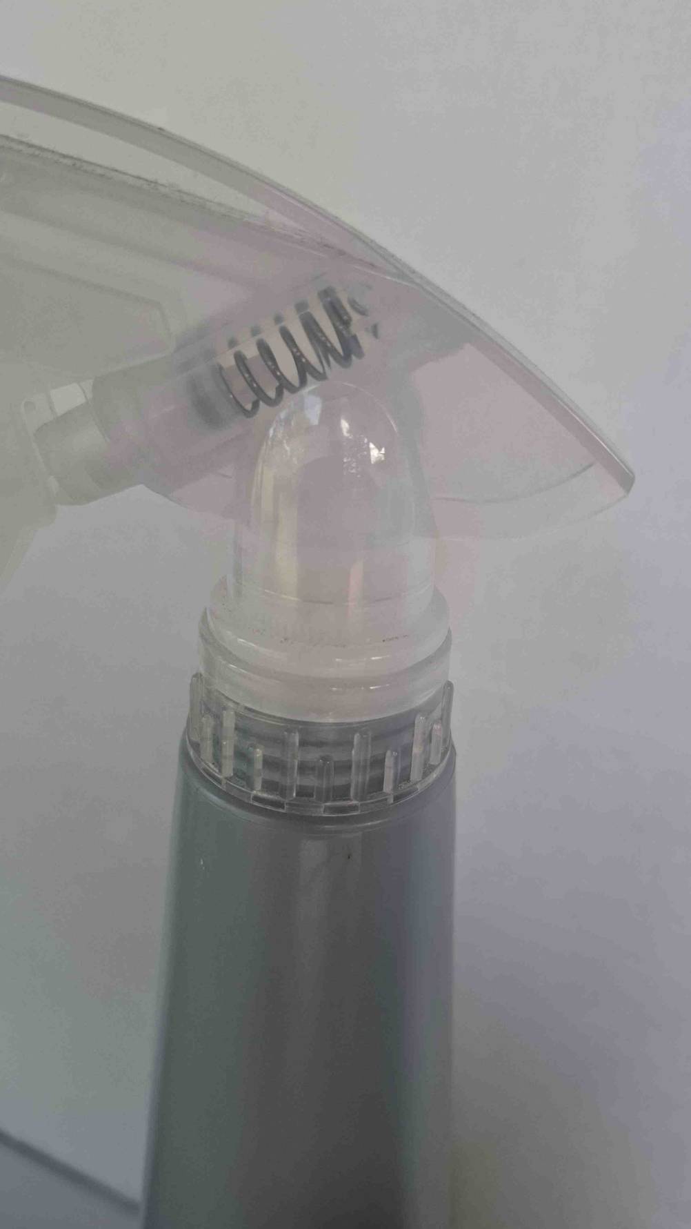 Sprühflasche getestet: Nahaufnahme der Feder im Sprühkopf.
