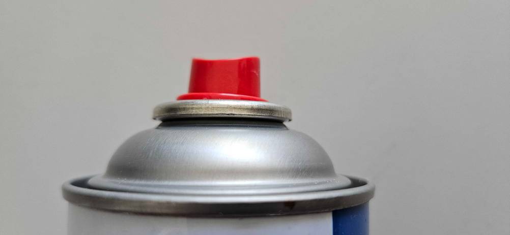 Nahaufnahme der Sprühkappe auf einer Dose Sprühkleber im Test.