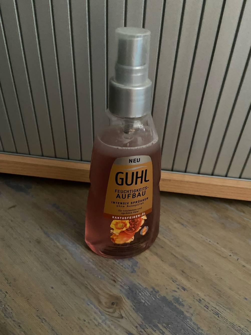 Vor einer grauen Wand steht die Sprühkur im Test.