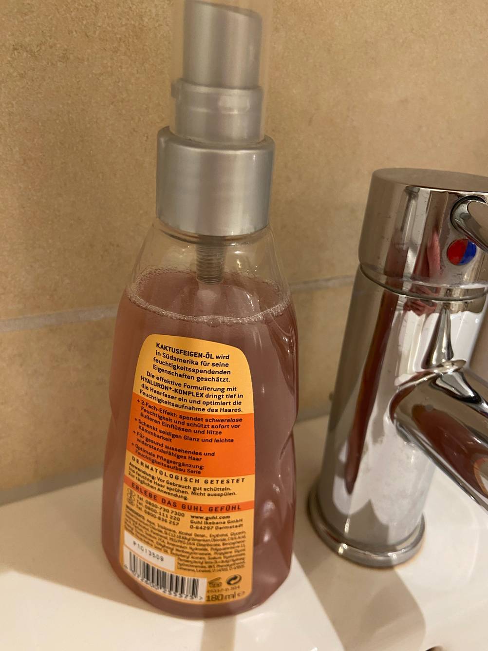 Sprühkur im Test: Die Flasche auf einem Waschbecken mit der Rückseite nach vorne.