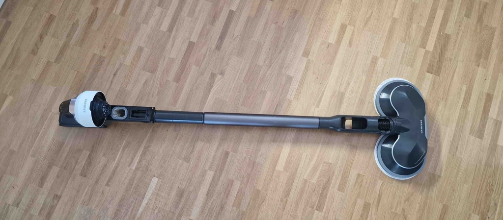 Sprühwischer-Test: Gesamtansicht eines liegenden, dunklen Sprühwischers inklusive ausziehbaren Stiels.