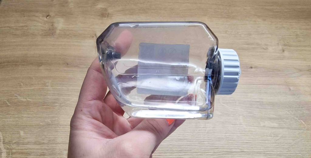 Sprühwischer im Test: Hand hält einen durchsichtigen Spritzbehälter.