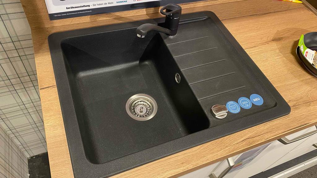 Ein getestetes Spülbecken in der Farbe Schwarz mit Sieb.