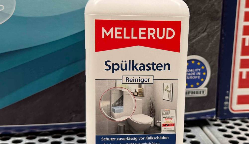Spülkasten-Entkalker im Test: Nahaufnahme des Labels mit Logo.