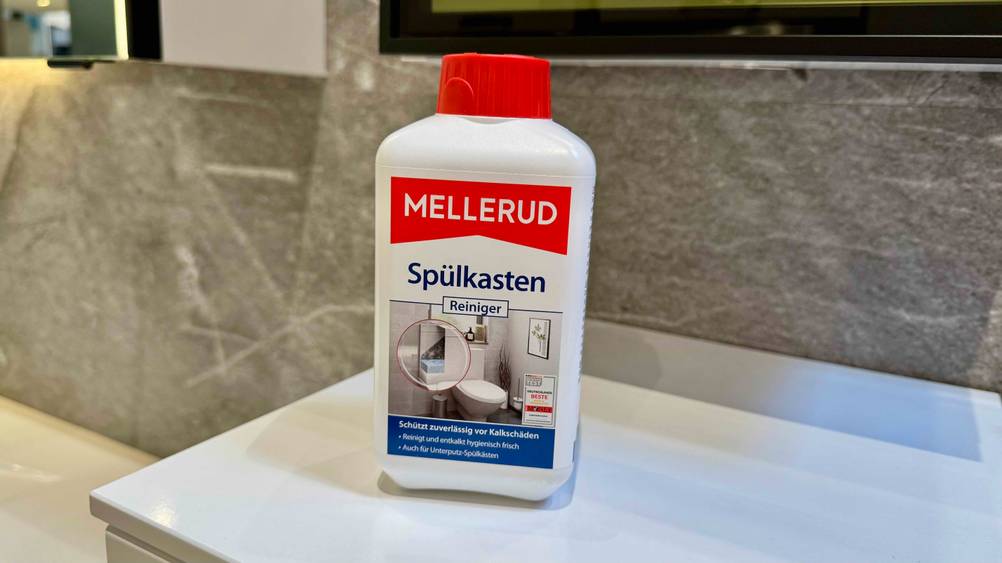 Der Spülkasten-Entkalker im Test steht auf einer Kommode.