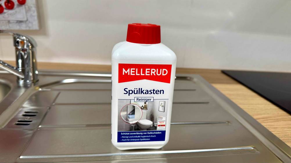 Der getestete Spülkasten-Entkalker steht auf einer Spühle.