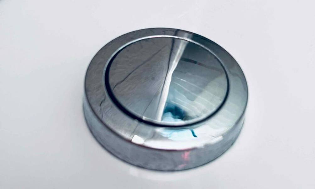 Spülkasten-Test: Nahaufnahme des Wasserdrückers mit Einmengenspülung.