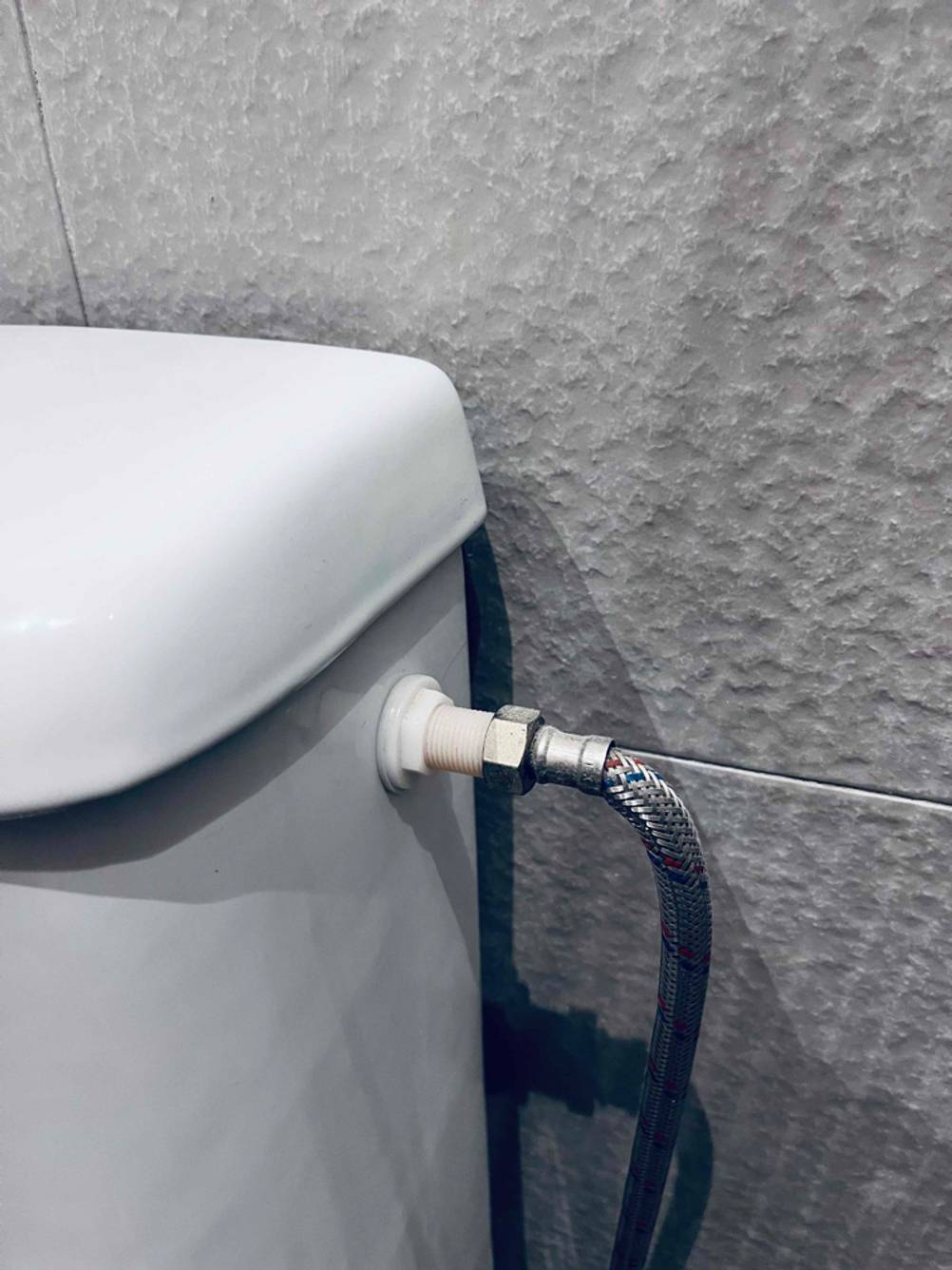 Spülkasten im Test: Leitungsanschluss im Detail.