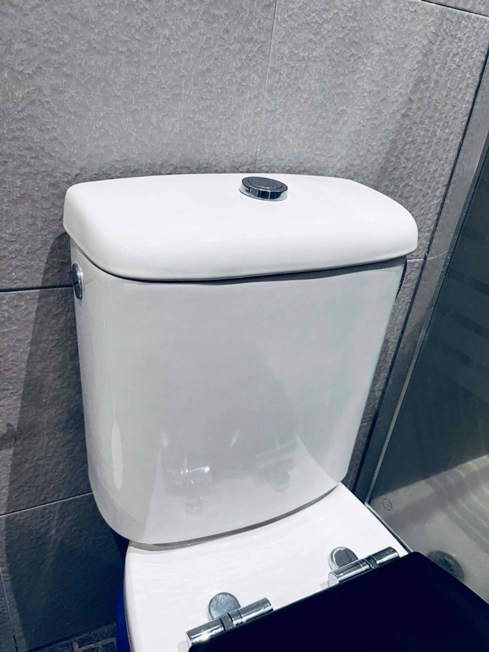 Ein montierter weißer Spülkasten im Test.