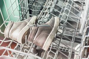 Geschirrspülmaschine getestet: Sneaker zur Reinigung in der Spülmaschine.