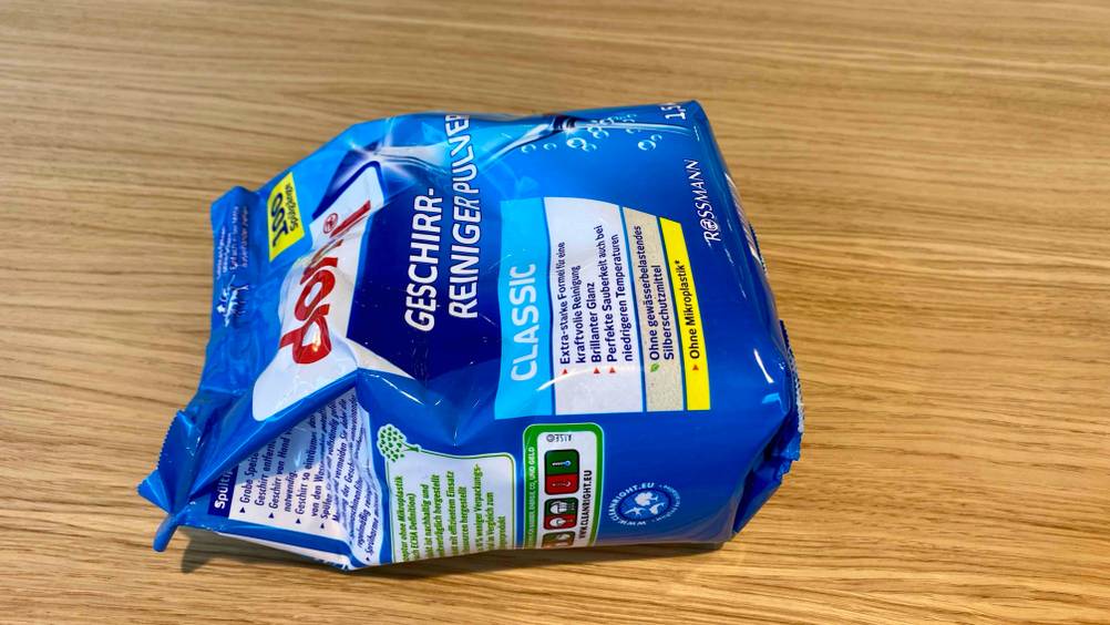 Spülmaschinenpulver getestet: Eine Packung von der Seite auf einer Holzfläche liegend.