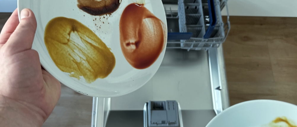 Schmutziges Geschirr wird in die Spülmaschine gefüllt.