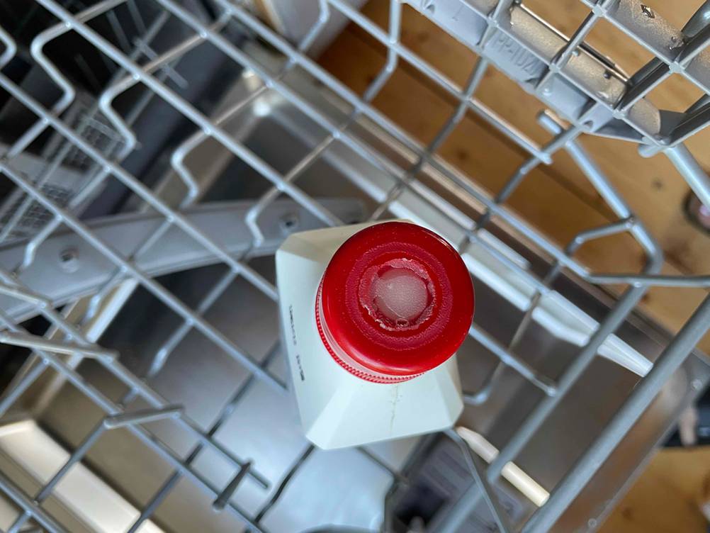 Spülmaschinenreiniger getestet: Nahaufnahme der Verschlusskappe von oben.