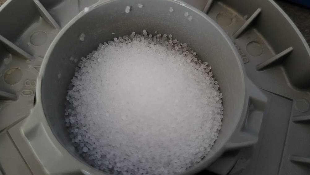 Getestet: Spülmaschinensalz im Behälter der Spühlmaschine.