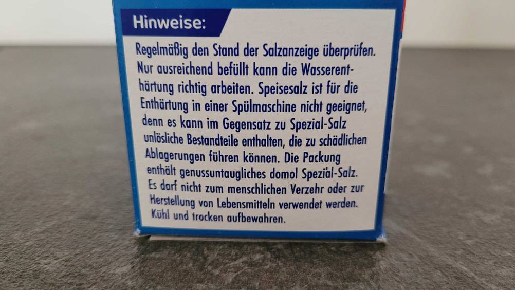 Spülmaschinensalz getestet: Nahaufnahme der Packung mit Hinweisen.