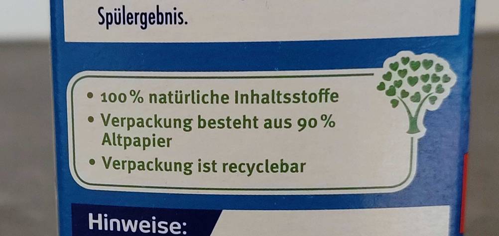 Nahaufnahme der Rückseite einer Verpackung des getesteten Spülmaschinensalzes mit Informationen.