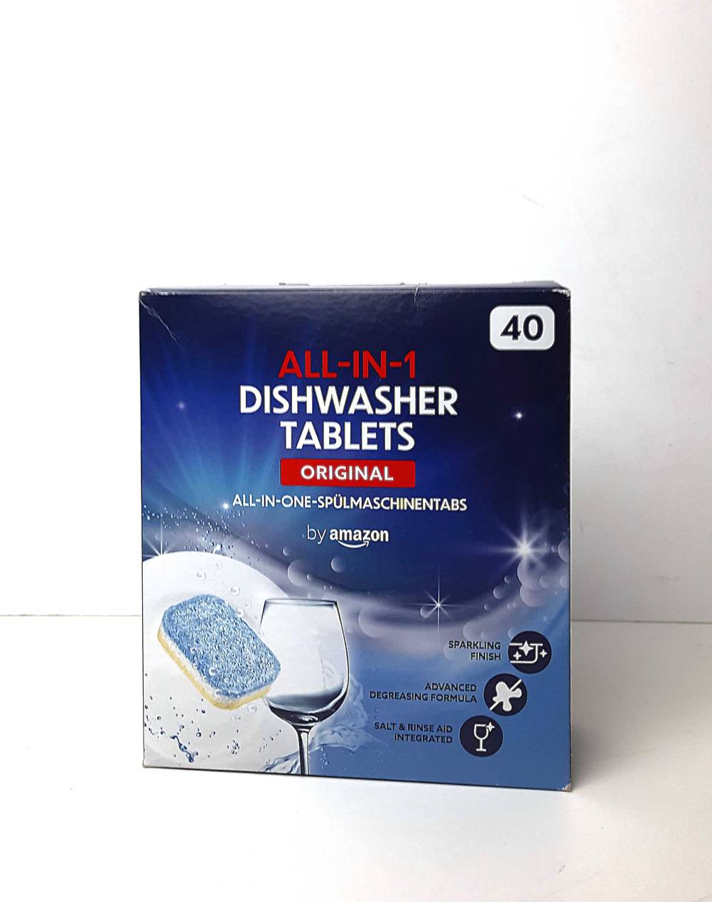 Vor einer hellen Wand steht eine Packung der getesteten Spülmaschinentabs ohne Plastik.