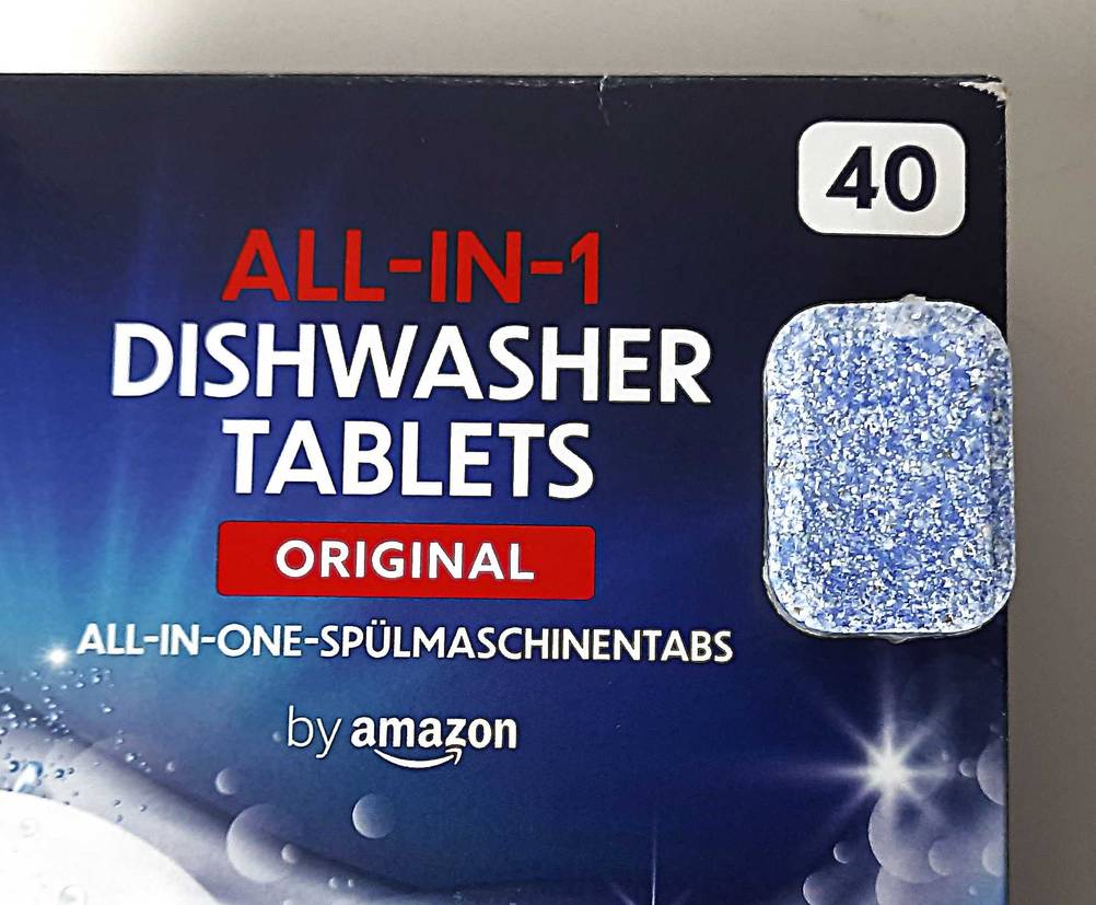 Spülmaschinentabs ohne Plastik im Test: Nahaufnahme der Vorderseite der Verpackung mit einem Tab darauf.